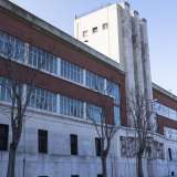 ...eccoci davanti all�ultima tappa del nostro tour: l�imponente caserma della Milizia volontaria per la sicurezza nazionale, conosciuta oggi con il nome di �Pinerolo�. Realizzata tra il 1934 e il 1937 su progetto di Dioguardi, si sviluppa con un corpo rettangolare caratterizzato da un�alta torre adornata con tre grandi e possenti fasci littori (foto di Gennaro Gargiulo)